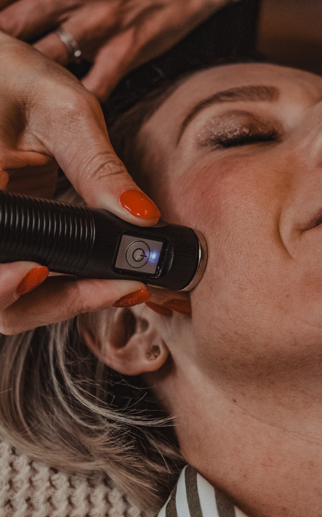 klant krijgt Electro-sonic behandeling (level Pure therapy)