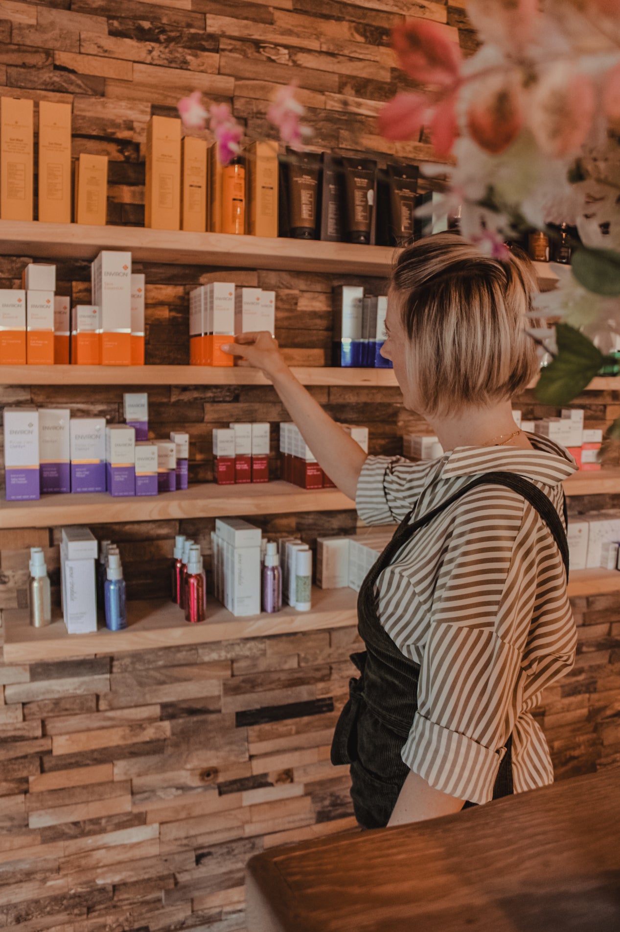 Foto van Dolinda die een product neemt uit de etalage van Environ