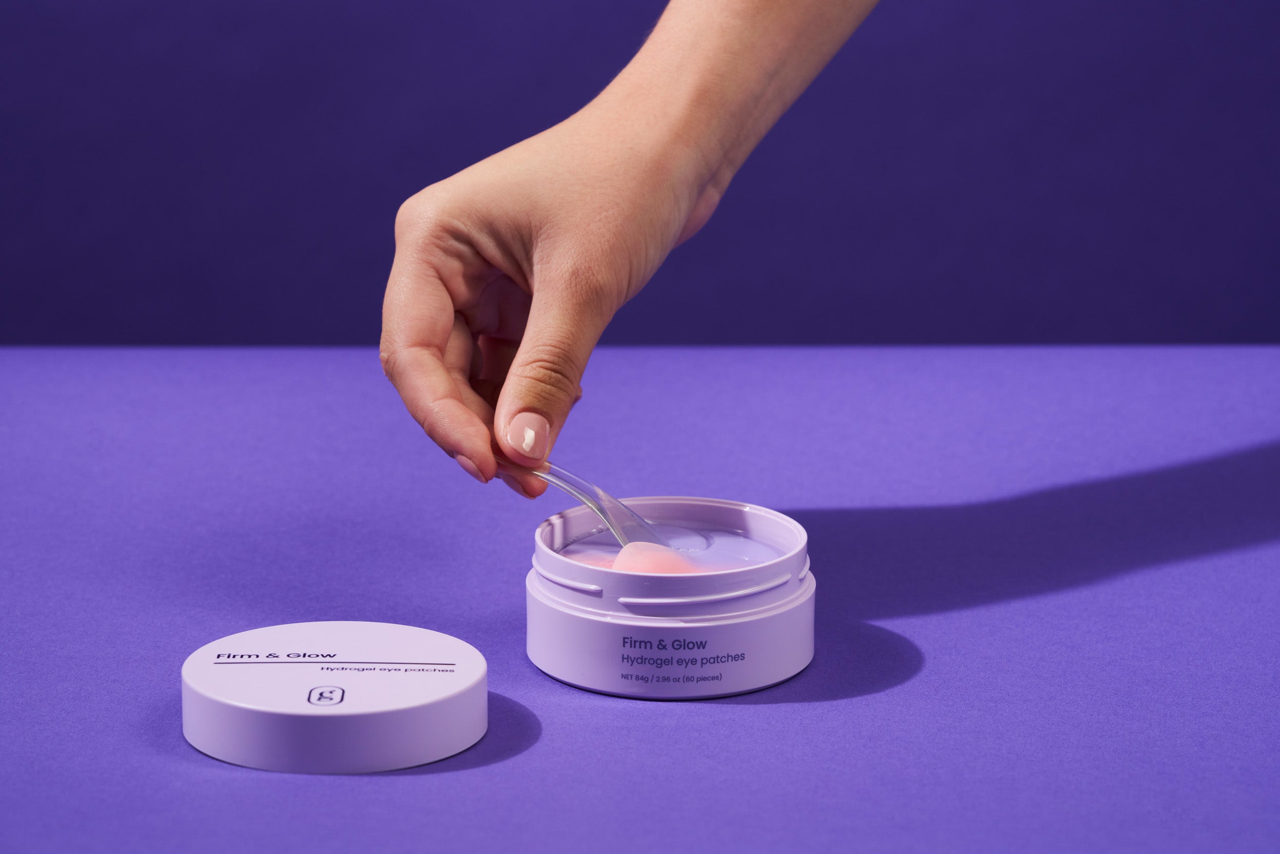 persoon neemt Firm & glow eye patches uit verpakking