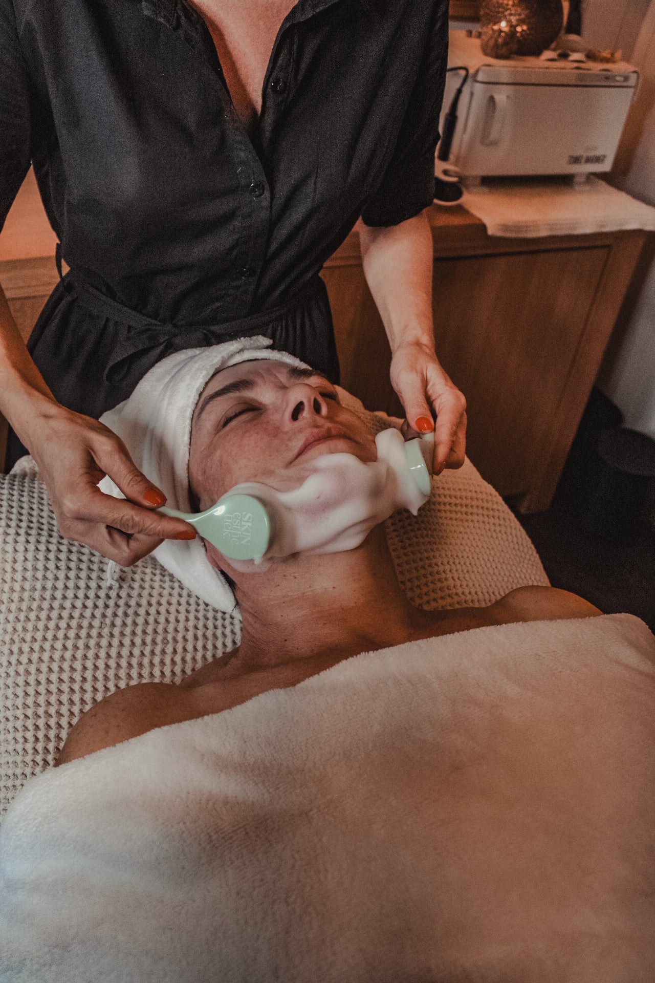 klant die geniet van reinigingsritueel in Pure Shine