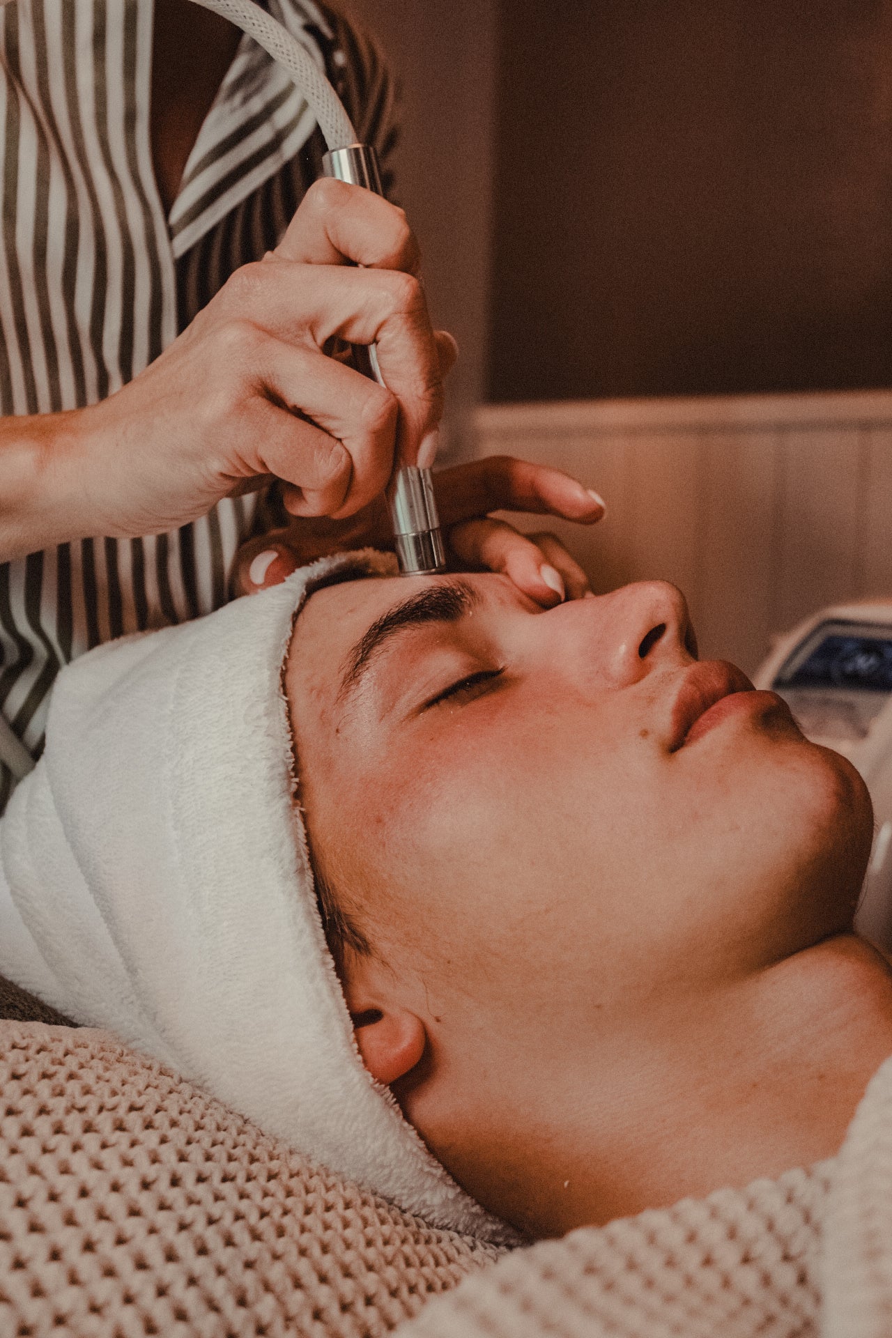 klant krijgt een aquarenewbehandeling