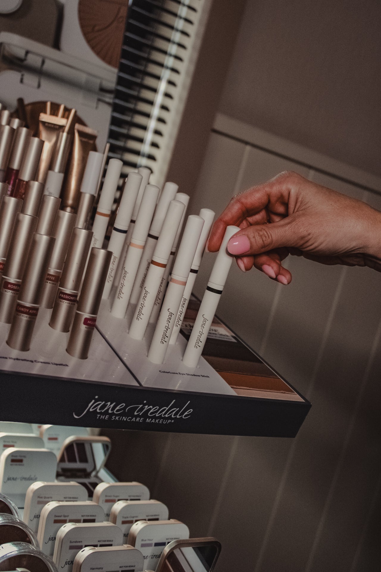 close up op eye shadow sticks van Jane Iredale 