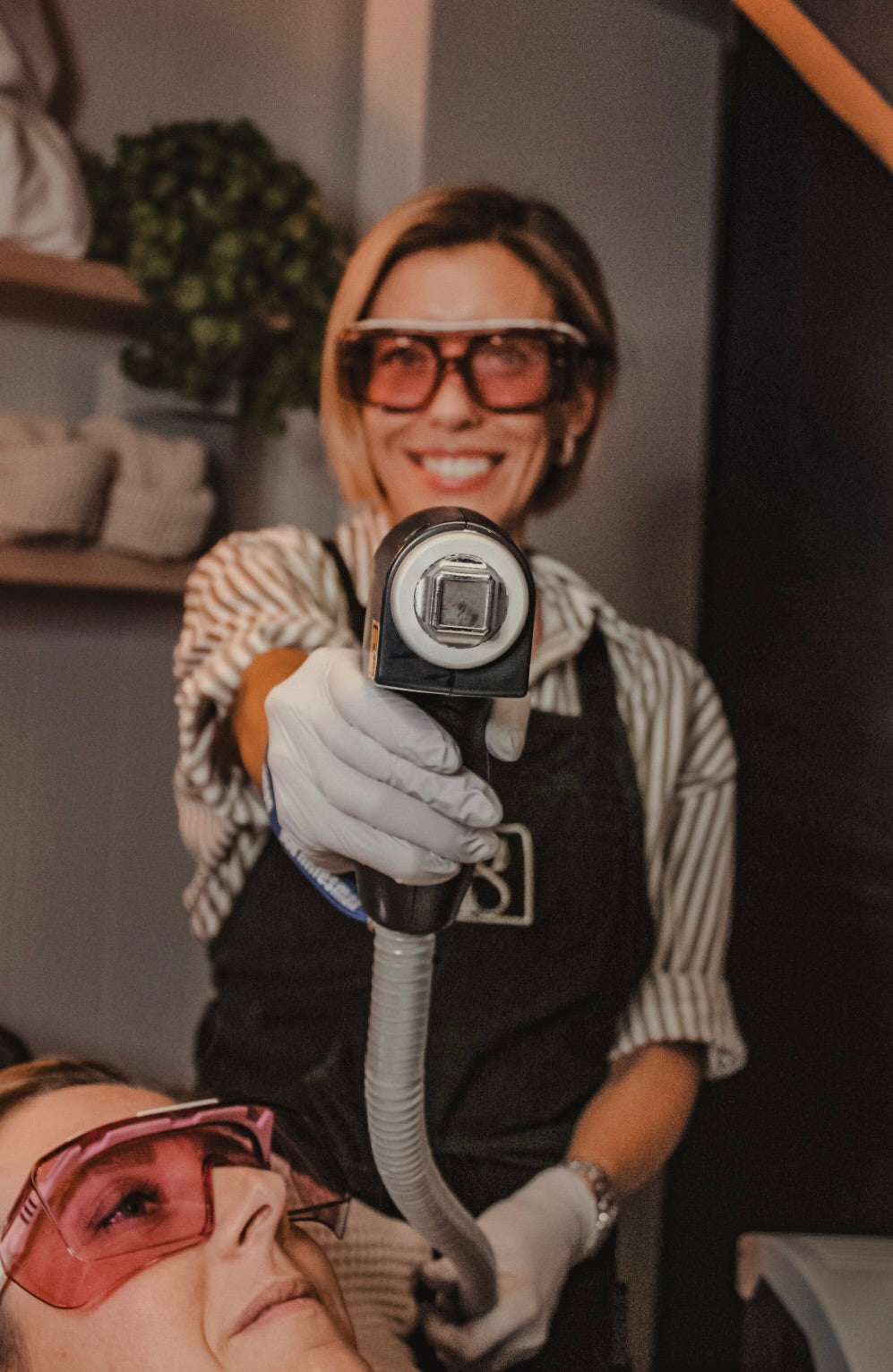 Severine toont laserontharing aan camera