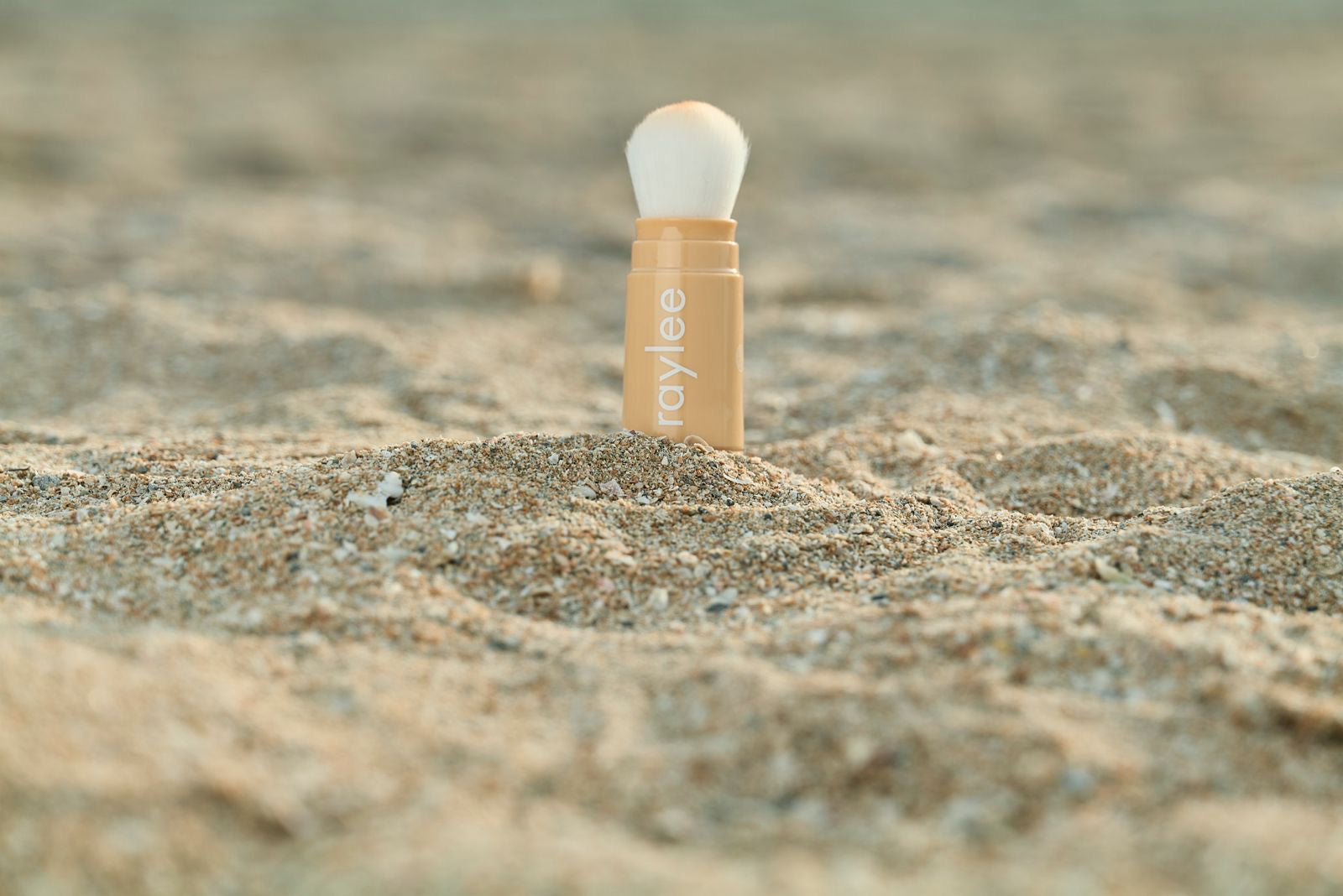 zonnebescherming in poederrush stick spf50 op strand